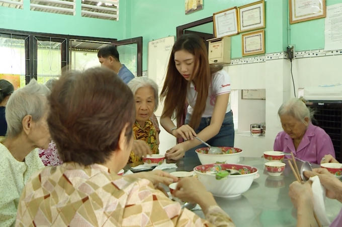 Chi Bảo, Xuân Bắc bảo vệ cho thí sinh Hoa hậu Việt Nam 2016 trước sự công kích của Trấn Thành