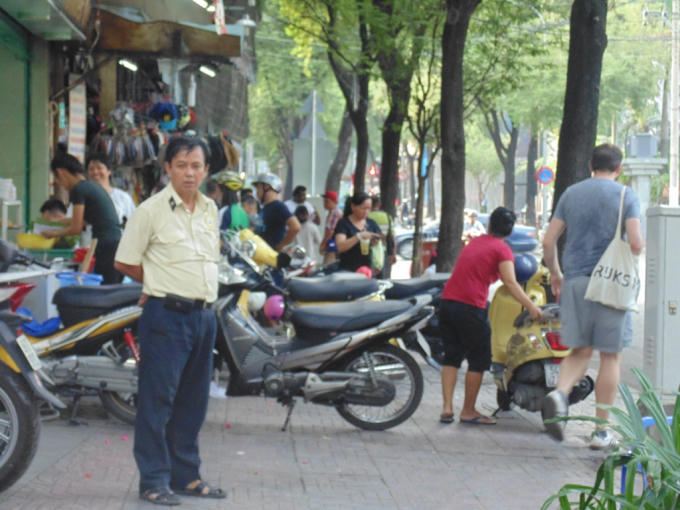 Người đi bộ đâu còn vỉa hè để đi trên đường Nam Kỳ Khởi Nghĩa.