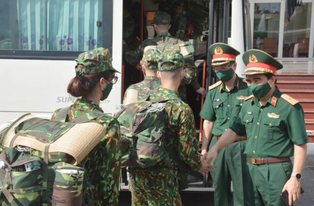 Y bác sĩ và cán bộ hậu cần hối hả lên đường vào miền Nam chống dịch Covid-19