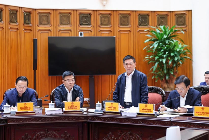 Phó Thủ tướng Hồ Đức Phớc phát biểu tại phiên họp.