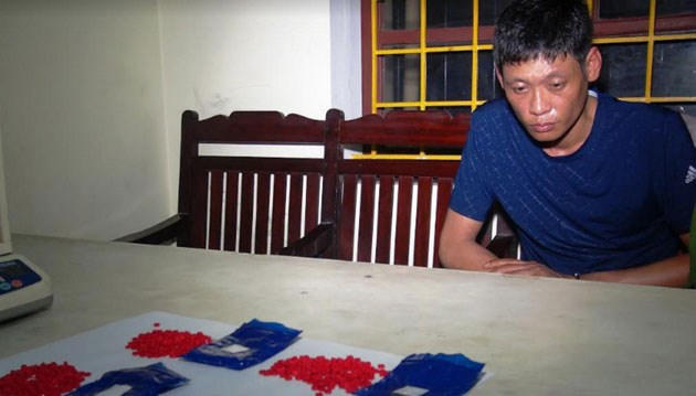 Đối tượng Vũ Ngọc Anh và tang vật vụ án. (Ảnh: báo Nhân dân)