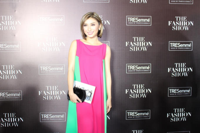 Tiêu Châu Như Quỳnh bước trên thảm đỏ với trang phục tươi trẻ (Ảnh: Phương Thảo)