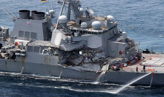 Tàu chiến USS Fitzgerald “trọng thương” sau vụ va chạm với tàu chở hàng.