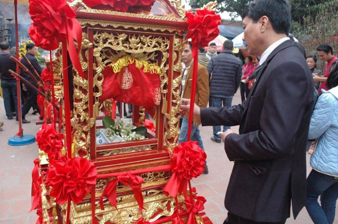 Ban tổ chức tiến hành phát ấn đền Trần vào 5h sáng ngày 11/2