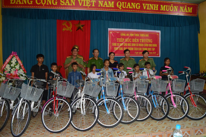 Đại tá Nguyễn Văn Thanh – Phó Giám đốc Công an tỉnh TT Huế tặng xe cho học sinh con em đồng bào xã A Ngo.