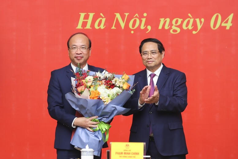 Thủ tướng Phạm Minh Chính trao Quyết định điều động, bổ nhiệm ông Phan Chí Hiếu, Chủ tịch Viện Hàn lâm Khoa học Xã hội Việt Nam giữ chức Thứ trưởng Bộ Tư pháp.