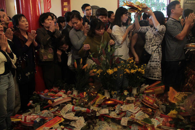 Trong điện thờ chính cũng chật kín người, việc di chuyển vô cùng khó khăn.