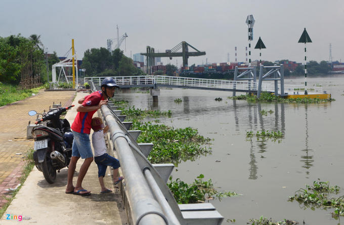 Bến cuối Linh Đông nằm cuối đường số 36 nhưng từ đầu đường Kha Vạn Cân đi vào khoảng 1 km. Theo Sở GTVT TP.HCM, các vị trí làm bến bãi của tuyến buýt đều bố trí bãi giữ xe cho hành khách và một số bến đã có kết nối với đường bộ bằng xe buýt.