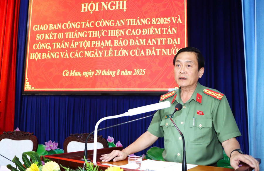 Đại tá Hồ Việt Triều - Ủy viên Ban Thường vụ Tỉnh ủy, Bí thư Đảng ủy, Giám đốc Công an tỉnh Cà Mau, phát biểu chỉ đạo tại Hội nghị.