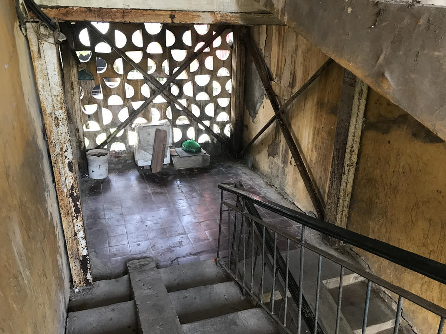 Đến thời điểm này, cả nước mới cải tạo được 20/2500 chung cư cũ. Ảnh: Huy Lê.