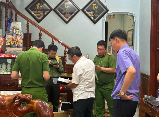 Cơ quan chức năng tiến hành khám xét nơi ở của ông Lê Ngọc Sanh để điều tra về hành vi thiếu trách nhiệm, gây hậu quả nghiêm trọng.
