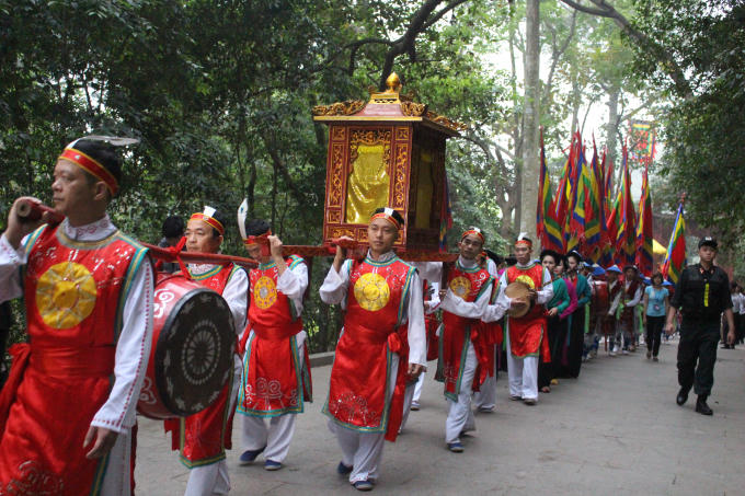 Đo&agrave;n rước kiệu tiến l&ecirc;n đền Thượng thực hiện nghi lễ trang nghi&ecirc;m trong ng&agrave;y Giỗ Tổ H&ugrave;ng Vương.