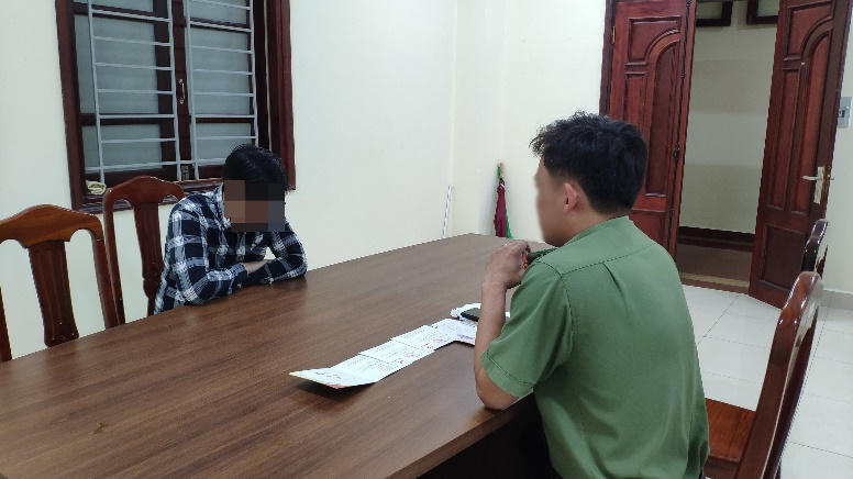 Công an làm việc với đối tượng rao bán vé mời lễ khai mạc Festival hoa Đà Lạt 2022.