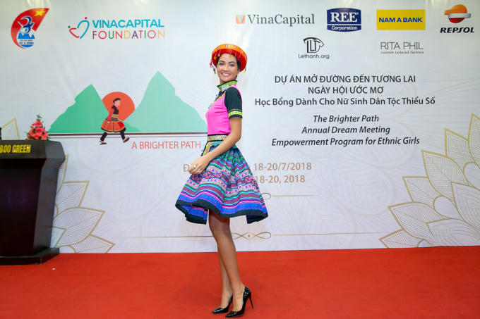 Hoa hậu H'hen Ni&ecirc; h&oacute;a c&ocirc; g&aacute;i d&acirc;n tộc H'M&ocirc;ng tham gia hoạt động cộng đồng tại Đ&agrave; Nẵng