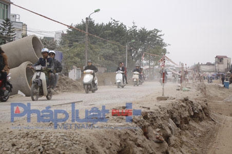 Hàng ngày những người điều khiển các phương tiện tham gia giao thông luôn trong cảnh bụi mù mịt.
