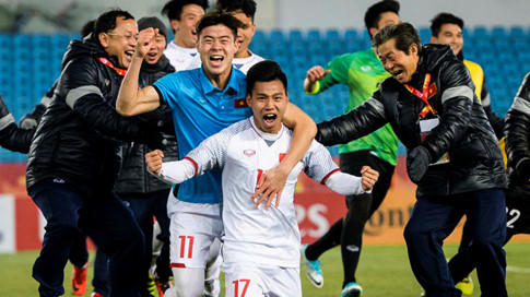 Duy Mạnh (áo xanh, phía sau)