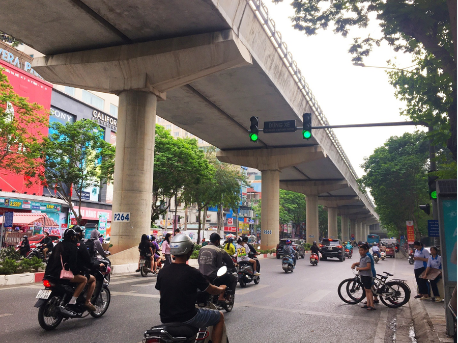 Tại nhiều điểm, nút bấm nhường đường cho người đi bộ thường xuyên bị trục trặc, không còn hoạt động.