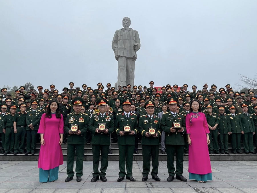 Ban quản lý Quảng trường Hồ Chí Minh và Tượng đài Bác Hồ tặng quà lưu niệm cho đại diện Ban liên lạc Sư đoàn 320.