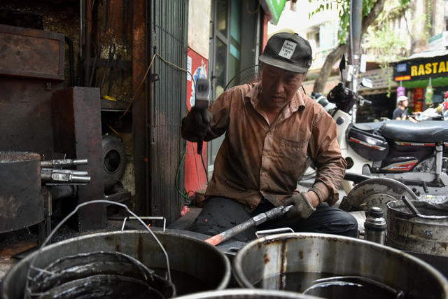 "Nghề thợ rèn là cha truyền con nối, tôi luôn tự hào rằng tới bây giờ tôi là người duy nhất ở phố Lò Rèn còn theo nghề", ông Hùng chia sẻ.