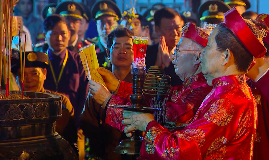 Nghi lễ khai Ấn có sự tham gia của 14 cụ cao niên trong họ Trần của làng Tức Mạc, phường Lộc Vượng.