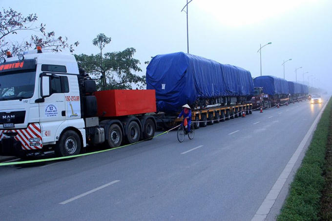 Do có kích thước khá lớn nên đoàn tàu được vận chuyển buổi tối về Hà Nội để tránh tắc đường. Các đầu máy, toa xe được phủ bạt .