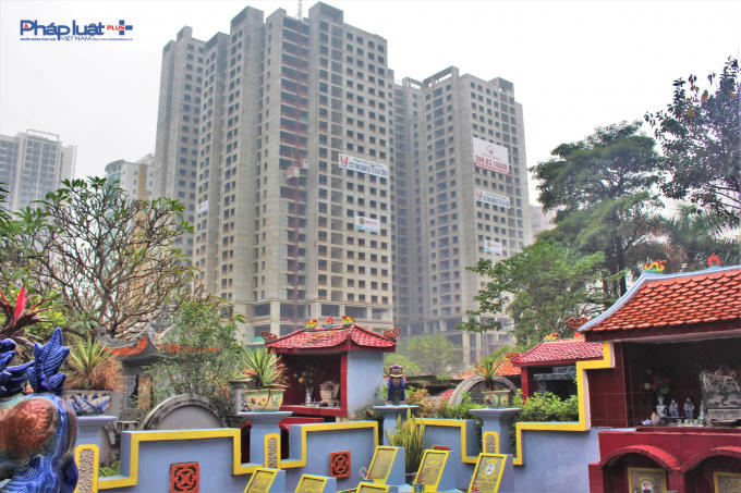 Những ngôi mộ trong Nghĩa trang Quan Dền nằm ngay sát dưới chân 4 tòa tháp thuộc Dự án Việt Đức Complex