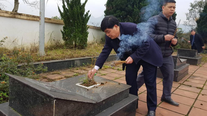 Ông Nông Văn Bộ, Phó Bí thư Thường trực Huyện ủy Trùng Khánh thắp hương tri ân các anh hùng liệt sỹ.