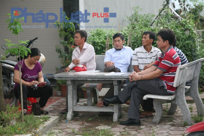 Nhiều phụ huynh rôm rả trò chuyện trong khoảng thời gian chờ đợi con em mình hoàn thành bài thi.