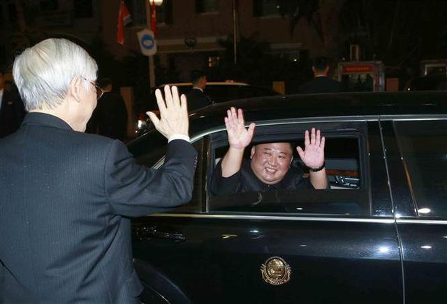 Tổng Bí thư, Chủ tịch nước Nguyễn Phú Trọng tiễn Chủ tịch Triều Tiên Kim Jong-un sau khi kết thúc tiệc chiêu đãi. Ảnh: Doãn Tấn - TTXVN