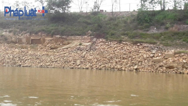 Nhiều đoạn kè tiếp tục bị kéo xuống sông (Ảnh Đào Tấn).