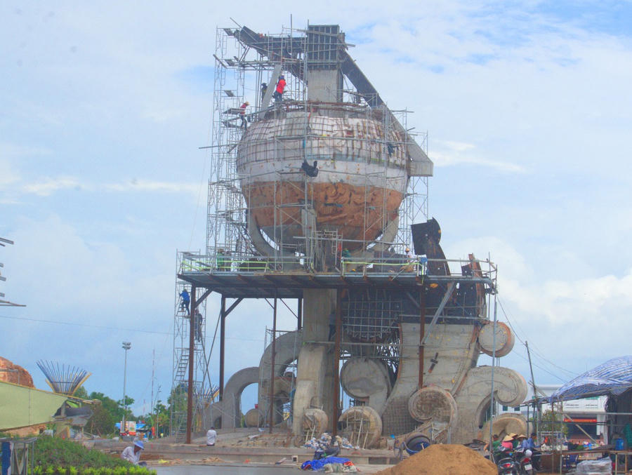 Biểu tượng con tôm Cà Mau là điểm nhấn đặc trưng của Quảng trường Phan Ngọc Hiển.