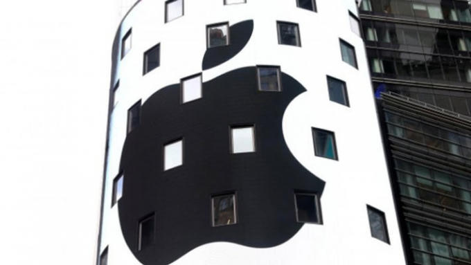 Logo Apple trên màn hình điện tử bên ngoài sàn giao dịch chứng khoán Nasdaq ở New York, Mỹ, sau khi kết thúc phiên giao dịch ngày 2/8 - Ảnh: Reuters.