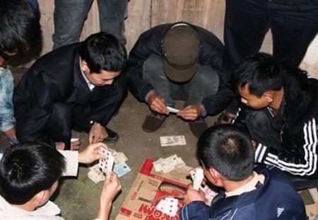 Tôi tham gia đánh bạc 2 ván rồi ngồi xem thì bị bắt... (Ảnh minh họa)