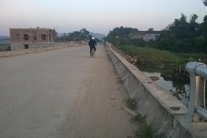 Cầu Trường Học xây xong đã lâu mà chưa hoàn thiện hệ thống lan can (ảnh Duy Ngợi).