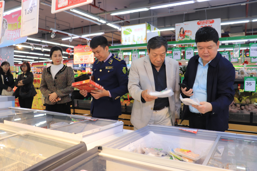 Đoàn kiểm tra liên ngành số 2 kiểm tra VSATTP tại Siêu thị Winmart Móng Cái vào dịp giáp tết Nguyên đán 2024.
