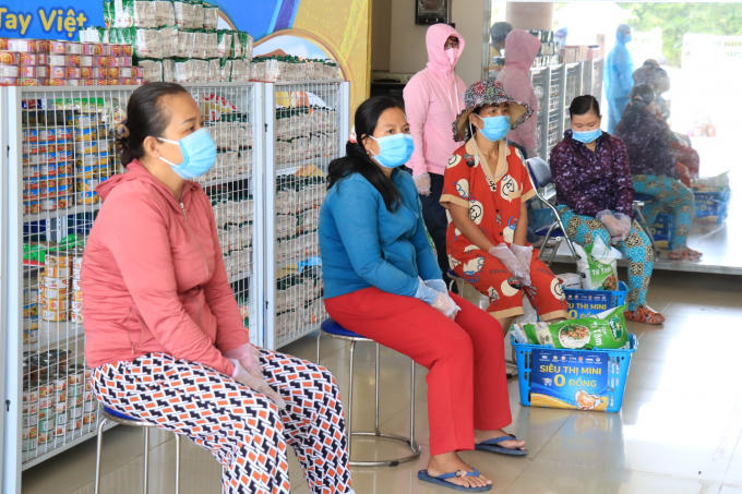 Người dân chờ thanh toán tại siêu thị 0 đồng