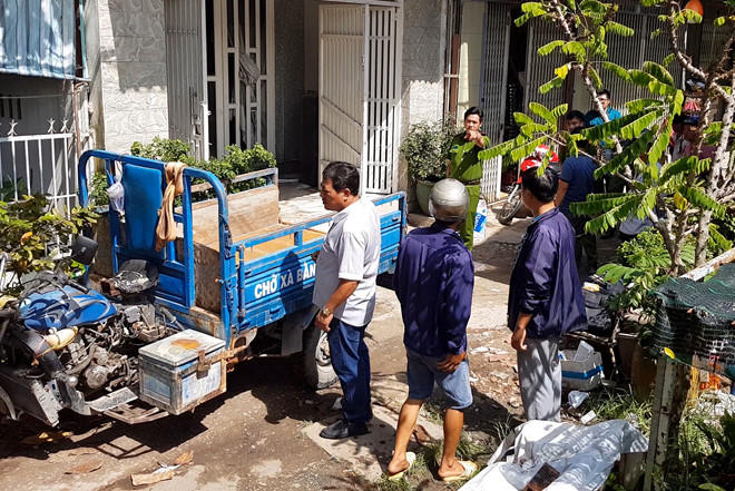 Cảnh sát khám nghiệm hiện trường vụ án.