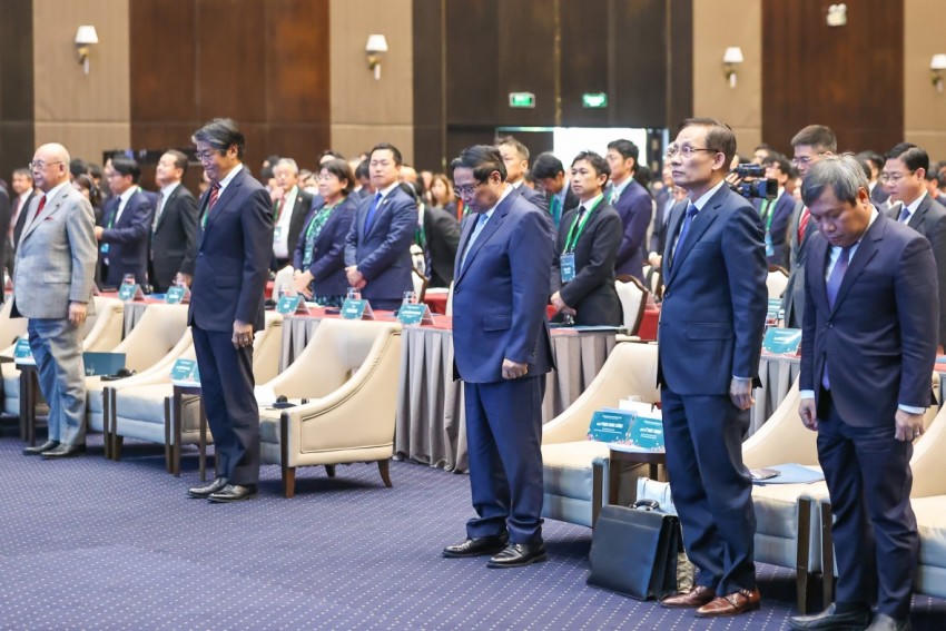 Thủ tướng và các đại biểu tưởng niệm đồng bào thiệt mạng do bão lũ - Ảnh: VGP/Nhật Bắc