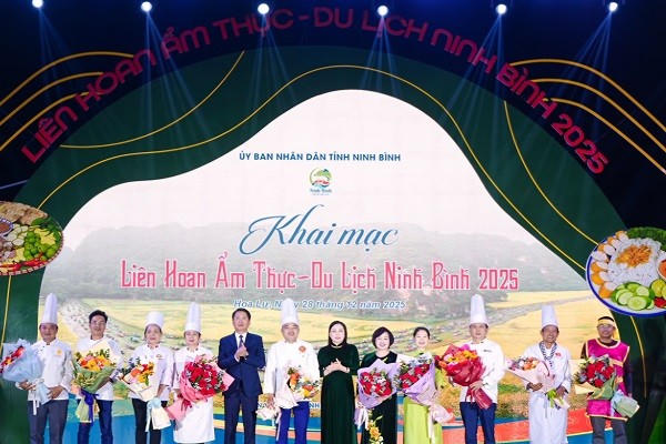 Lãnh đạo tỉnh Ninh Bình tặng hoa chúc mừng các nghệ nhân ẩm thực tham gia Liên hoan.