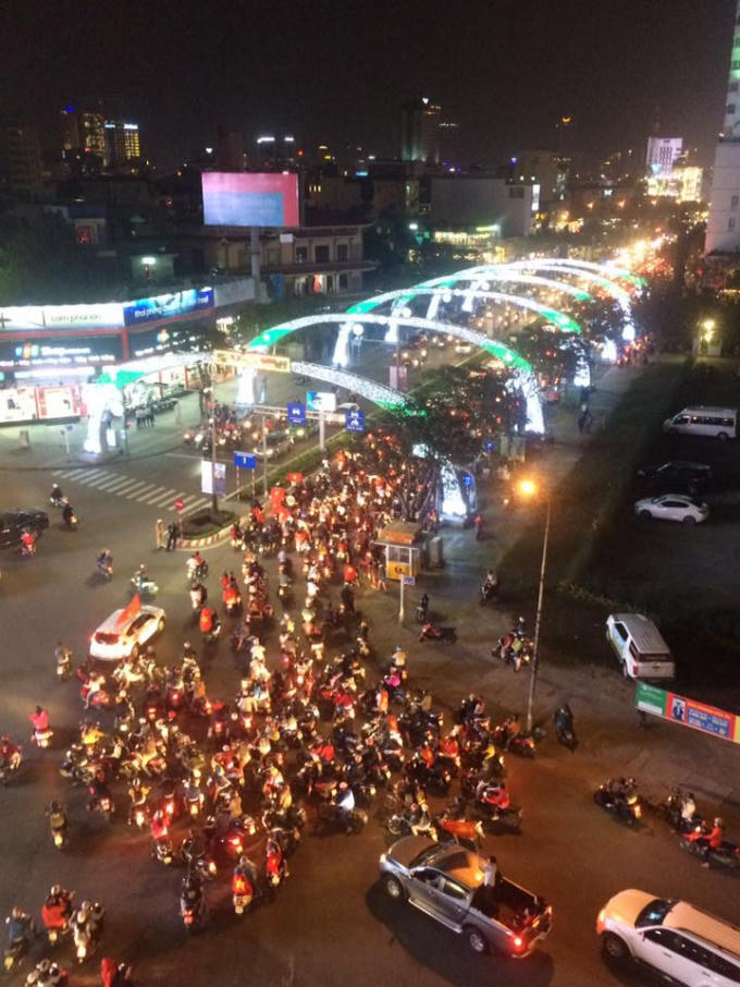 Các trục đường chính trung tâm thành phố là nơi người dân lựa chọn ăn mừng thành công của U23 Việt Nam. Ảnh: F.B.