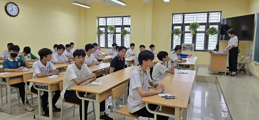 Các thí sinh trước giờ vào thi môn đầu tiên Ngữ văn trong sáng ngày 1/6 tại điểm thi Trường Trung học phổ thông Cẩm Phả, TP Cẩm Phả.

			
				
					
						
					
					
						Các thí sinh được gọi vào phòng thi.
						
							
								
									
								
								
									Thí sinh vào phòng thi chỉ được cầm theo những đồ dùng được quy định, còn lại tất cả các tài liệu không liên quan được gửi lại tại một phòng cất đồ của nhà trường hết giờ thi sẽ trả lại cho thí sinh.
									
										
											
												
											
											
												Hầu hết thí sinh đều tỏ ra tự tin trước khi bước vào phòng thi.
												
													
														
															
														
														
															
															Những khuôn mặt lo âu của phụ huynh ngoài cổng điểm thi.

															
																
																	
																		
																	
																	
																		Một thí sinh hớt hải chạy đến phòng thi khi đến muộn so với giờ quy định.
																		
																			
																				
																					
																				
																				
																					
																					Lực lượng Công an có mặt từ rất sớm điều tiết, bảo đảm trật tự an toàn giao thông tại các khu vực có điểm thi .
																					
																				
																			
																		
																		
																	
																
															
															
														
													
												
												
											
										
									
									
								
							
						
						
					
				
			
			Các thí sinh được gọi vào phòng thi.
						
							
								
									
								
								
									Thí sinh vào phòng thi chỉ được cầm theo những đồ dùng được quy định, còn lại tất cả các tài liệu không liên quan được gửi lại tại một phòng cất đồ của nhà trường hết giờ thi sẽ trả lại cho thí sinh.
									
										
											
												
											
											
												Hầu hết thí sinh đều tỏ ra tự tin trước khi bước vào phòng thi.
												
													
														
															
														
														
															
															Những khuôn mặt lo âu của phụ huynh ngoài cổng điểm thi.

															
																
																	
																		
																	
																	
																		Một thí sinh hớt hải chạy đến phòng thi khi đến muộn so với giờ quy định.
																		
																			
																				
																					
																				
																				
																					
																					Lực lượng Công an có mặt từ rất sớm điều tiết, bảo đảm trật tự an toàn giao thông tại các khu vực có điểm thi .
																					
																				
																			
																		
																		
																	
																
															
															
														
													
												
												
											
										
									
									
								
							
						
						Thí sinh vào phòng thi chỉ được cầm theo những đồ dùng được quy định, còn lại tất cả các tài liệu không liên quan được gửi lại tại một phòng cất đồ của nhà trường hết giờ thi sẽ trả lại cho thí sinh.
									
										
											
												
											
											
												Hầu hết thí sinh đều tỏ ra tự tin trước khi bước vào phòng thi.
												
													
														
															
														
														
															
															Những khuôn mặt lo âu của phụ huynh ngoài cổng điểm thi.

															
																
																	
																		
																	
																	
																		Một thí sinh hớt hải chạy đến phòng thi khi đến muộn so với giờ quy định.
																		
																			
																				
																					
																				
																				
																					
																					Lực lượng Công an có mặt từ rất sớm điều tiết, bảo đảm trật tự an toàn giao thông tại các khu vực có điểm thi .
																					
																				
																			
																		
																		
																	
																
															
															
														
													
												
												
											
										
									
									Hầu hết thí sinh đều tỏ ra tự tin trước khi bước vào phòng thi.
												
													
														
															
														
														
															
															Những khuôn mặt lo âu của phụ huynh ngoài cổng điểm thi.

															
																
																	
																		
																	
																	
																		Một thí sinh hớt hải chạy đến phòng thi khi đến muộn so với giờ quy định.
																		
																			
																				
																					
																				
																				
																					
																					Lực lượng Công an có mặt từ rất sớm điều tiết, bảo đảm trật tự an toàn giao thông tại các khu vực có điểm thi .
																					
																				
																			
																		
																		
																	
																
															
															
														
													
												
												
															Những khuôn mặt lo âu của phụ huynh ngoài cổng điểm thi.

															
																
																	
																		
																	
																	
																		Một thí sinh hớt hải chạy đến phòng thi khi đến muộn so với giờ quy định.
																		
																			
																				
																					
																				
																				
																					
																					Lực lượng Công an có mặt từ rất sớm điều tiết, bảo đảm trật tự an toàn giao thông tại các khu vực có điểm thi .
																					
																				
																			
																		
																		
																	
																
															
															Một thí sinh hớt hải chạy đến phòng thi khi đến muộn so với giờ quy định.
																		
																			
																				
																					
																				
																				
																					
																					Lực lượng Công an có mặt từ rất sớm điều tiết, bảo đảm trật tự an toàn giao thông tại các khu vực có điểm thi .
																					
																				
																			
																		
																		
																					Lực lượng Công an có mặt từ rất sớm điều tiết, bảo đảm trật tự an toàn giao thông tại các khu vực có điểm thi .