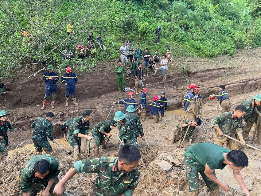 Lực lượng chức năng tích cực tìm kiếm các nạn nhân còn lại.