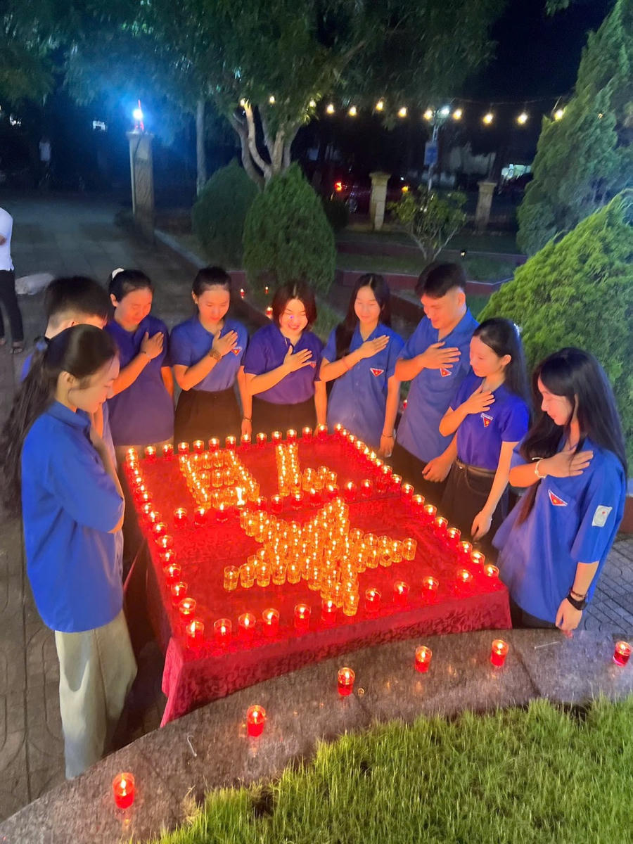 Tuổi trẻ Hà Tĩnh thắp nến tri ân các Anh hùng liệt sỹ.