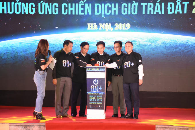 Các Đại biểu tham gia nghi thức tắt đèn.