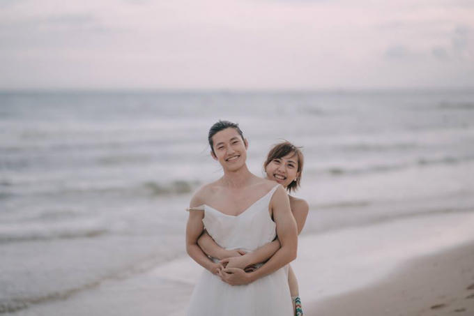 Vui đùa, cùng ăn uống, cùng tìm xe di chuyển như chính hành động, thói quen hàng ngày của cả hai nhưng lại khiến các bức ảnh của họ có sức hút đến kỳ lạ, có lẽ không gì khác bởi cả hai luôn hiện hữu nụ cười và vẻ hạnh phúc trên khuôn mặt.