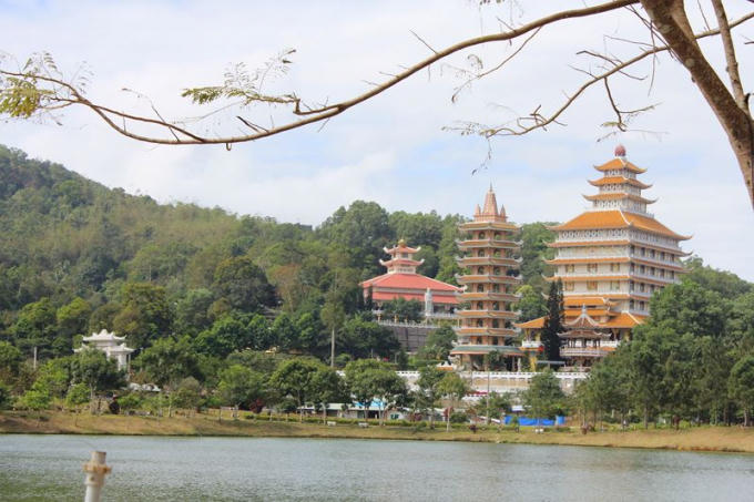 Một góc trên đỉnh núi Cấm (trong hình là chùa Vạn Linh bên hồ Thủy Liêm)