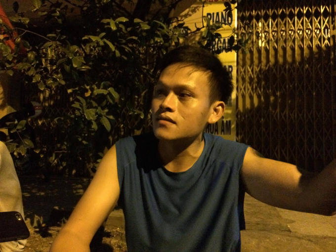 Anh Rin kể lại sự cố sập nhà. Ảnh: C.T