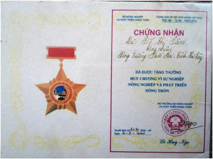 C&oacute; nhiều cống hiến cho n&ocirc;ng trường, b&agrave; S&acirc;m đ&atilde; được tặng thưởng Huy chương v&igrave; sự nghiệp n&ocirc;ng nghiệp v&agrave; ph&aacute;t triển n&ocirc;ng th&ocirc;n.