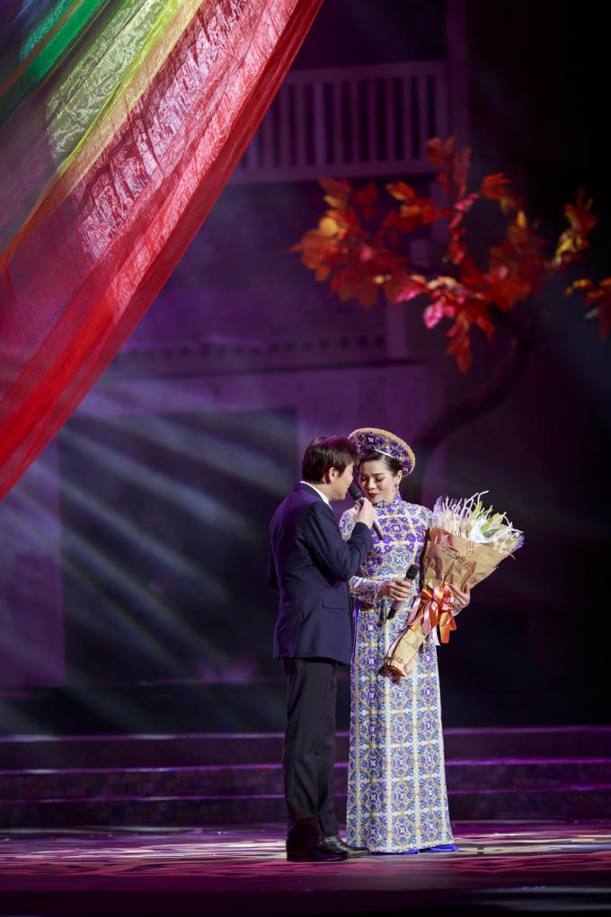 Lệ Quyên song ca cùng ca sĩ Thái Châu.