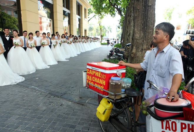 Sự xuất hiện của 40 cặp đôi khiến nhiều người đi đường tò mò, thích thú.